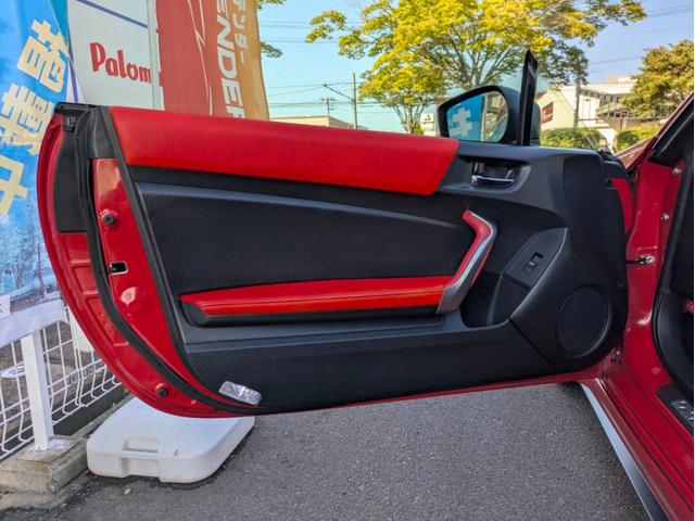 86 GT 12ヶ月走行無制限保証 6速MT TRDエアロ 純正17インチホイール ナビ 内装カスタム フェンダー加工済(39枚目)