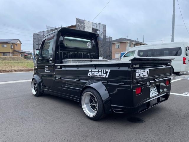 キャリイトラック ＫＣ　新品タイヤ　ローダウン　フルエアロ　社外ナビ　ヤンキーホン　アルミボックス　ステアリングナルディー　ＭＯＭＯシフト　内装張替え済み　ドラレコ　バックカメラ　ミュージックサーバー　ステッカー付（3枚目）