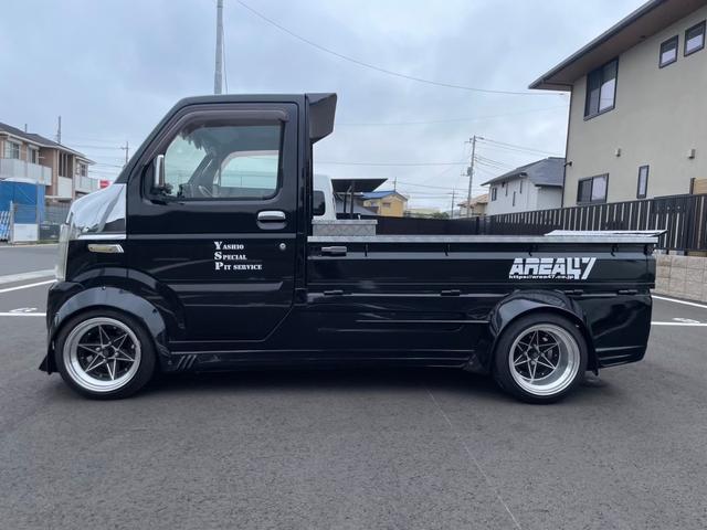 キャリイトラック ＫＣ　新品タイヤ　ローダウン　フルエアロ　社外ナビ　ヤンキーホン　アルミボックス　ステアリングナルディー　ＭＯＭＯシフト　内装張替え済み　ドラレコ　バックカメラ　ミュージックサーバー　ステッカー付（4枚目）