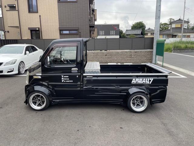 キャリイトラック ＫＣ　新品タイヤ　ローダウン　フルエアロ　社外ナビ　ヤンキーホン　アルミボックス　ステアリングナルディー　ＭＯＭＯシフト　内装張替え済み　ドラレコ　バックカメラ　ミュージックサーバー　ステッカー付（7枚目）