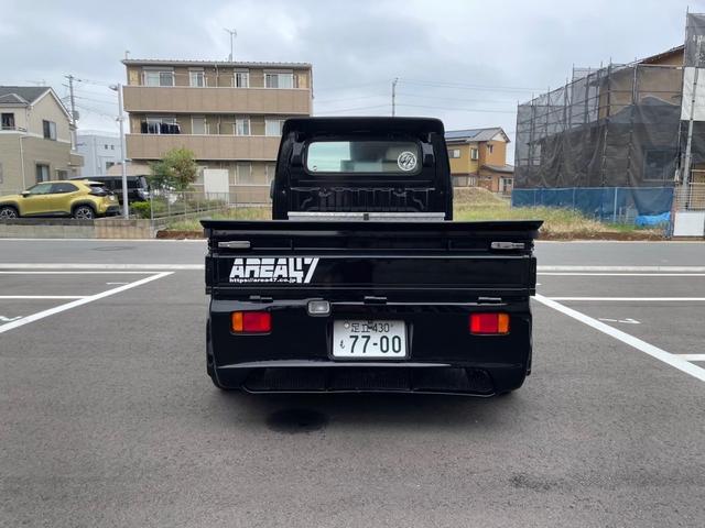 キャリイトラック ＫＣ　新品タイヤ　ローダウン　フルエアロ　社外ナビ　ヤンキーホン　アルミボックス　ステアリングナルディー　ＭＯＭＯシフト　内装張替え済み　ドラレコ　バックカメラ　ミュージックサーバー　ステッカー付（8枚目）