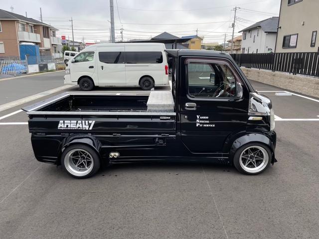 キャリイトラック ＫＣ　新品タイヤ　ローダウン　フルエアロ　社外ナビ　ヤンキーホン　アルミボックス　ステアリングナルディー　ＭＯＭＯシフト　内装張替え済み　ドラレコ　バックカメラ　ミュージックサーバー　ステッカー付（10枚目）