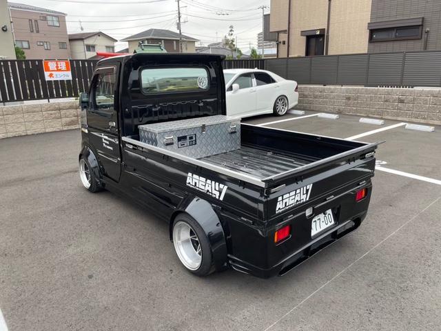 キャリイトラック ＫＣ　新品タイヤ　ローダウン　フルエアロ　社外ナビ　ヤンキーホン　アルミボックス　ステアリングナルディー　ＭＯＭＯシフト　内装張替え済み　ドラレコ　バックカメラ　ミュージックサーバー　ステッカー付（13枚目）