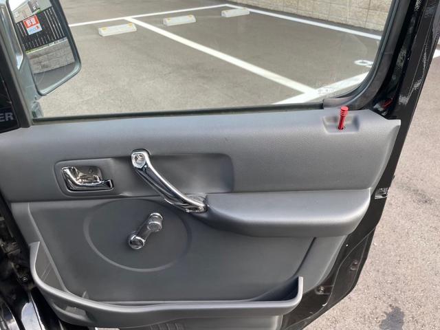 キャリイトラック ＫＣ　新品タイヤ　ローダウン　フルエアロ　社外ナビ　ヤンキーホン　アルミボックス　ステアリングナルディー　ＭＯＭＯシフト　内装張替え済み　ドラレコ　バックカメラ　ミュージックサーバー　ステッカー付（24枚目）