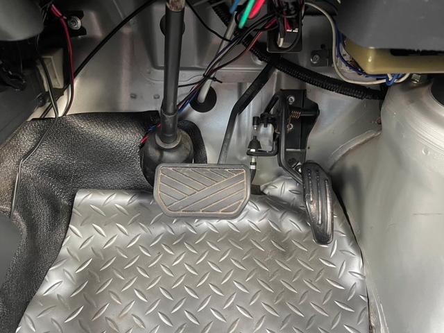 キャリイトラック ＫＣ　新品タイヤ　ローダウン　フルエアロ　社外ナビ　ヤンキーホン　アルミボックス　ステアリングナルディー　ＭＯＭＯシフト　内装張替え済み　ドラレコ　バックカメラ　ミュージックサーバー　ステッカー付（34枚目）