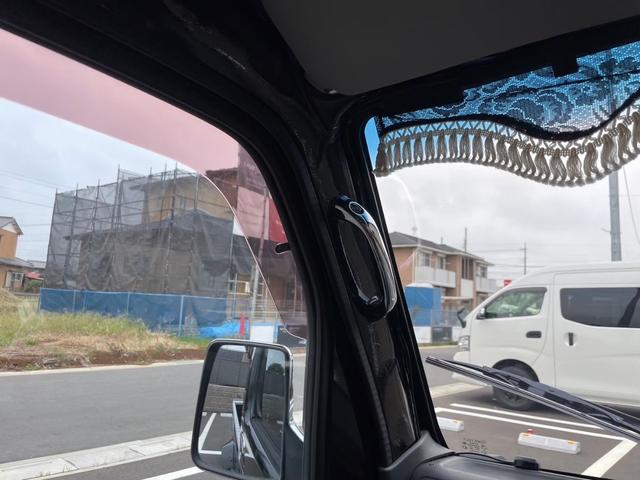 キャリイトラック ＫＣ　新品タイヤ　ローダウン　フルエアロ　社外ナビ　ヤンキーホン　アルミボックス　ステアリングナルディー　ＭＯＭＯシフト　内装張替え済み　ドラレコ　バックカメラ　ミュージックサーバー　ステッカー付（43枚目）