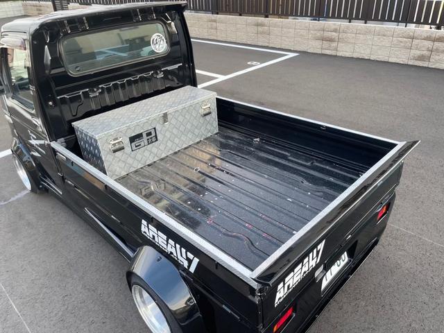 キャリイトラック ＫＣ　新品タイヤ　ローダウン　フルエアロ　社外ナビ　ヤンキーホン　アルミボックス　ステアリングナルディー　ＭＯＭＯシフト　内装張替え済み　ドラレコ　バックカメラ　ミュージックサーバー　ステッカー付（73枚目）