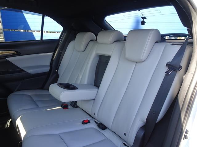 エクリプスクロスＰＨＥＶ Ｐ　ワンオーナー　走行１．７万ｋｍ　白本革シート　８インチナビ　全方位カメラ　フルセグ　ＥＴＣ　前後ドラレコ　アルミペダル　パドルシフト　前シートヒーター　前パワーシート　ＬＥＤ　充ケーブル　フロアマット（12枚目）