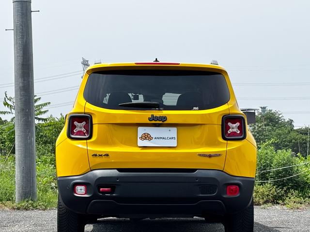 ジープ・レネゲード トレイルホーク　ワンオーナー／Ｂｌｕｅｔｏｏｔｈ／バックカメラ／ドラレコ／ＥＴＣ／電動パーキングブレーキ／クルーズコントロール／１７インチ純正アルミホイール／オートライト／プッシュスタート／ステアリングスイッチ（6枚目）