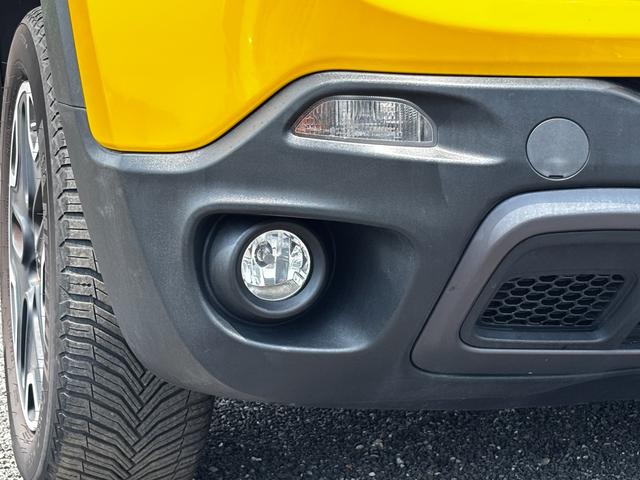ジープ・レネゲード トレイルホーク　ワンオーナー／Ｂｌｕｅｔｏｏｔｈ／バックカメラ／ドラレコ／ＥＴＣ／電動パーキングブレーキ／クルーズコントロール／１７インチ純正アルミホイール／オートライト／プッシュスタート／ステアリングスイッチ（14枚目）