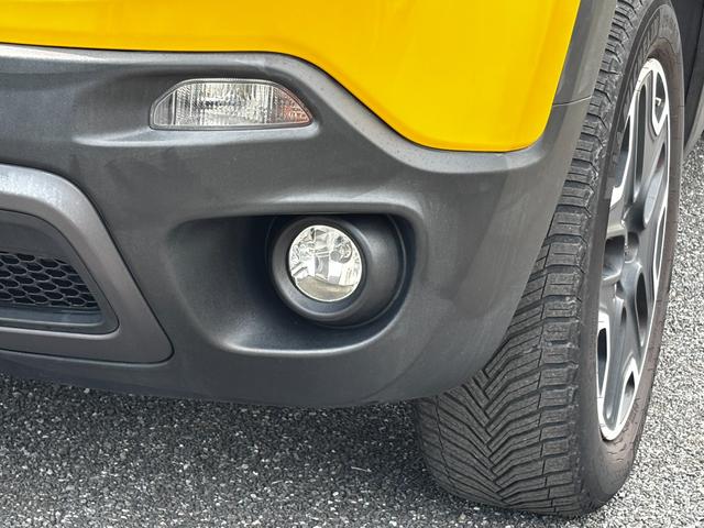 ジープ・レネゲード トレイルホーク　ワンオーナー／Ｂｌｕｅｔｏｏｔｈ／バックカメラ／ドラレコ／ＥＴＣ／電動パーキングブレーキ／クルーズコントロール／１７インチ純正アルミホイール／オートライト／プッシュスタート／ステアリングスイッチ（15枚目）