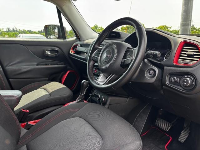 ジープ・レネゲード トレイルホーク　ワンオーナー／Ｂｌｕｅｔｏｏｔｈ／バックカメラ／ドラレコ／ＥＴＣ／電動パーキングブレーキ／クルーズコントロール／１７インチ純正アルミホイール／オートライト／プッシュスタート／ステアリングスイッチ（26枚目）