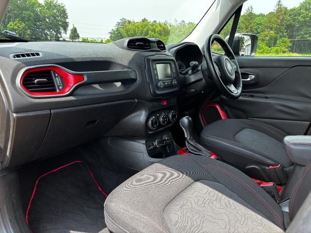 ジープ・レネゲード トレイルホーク　ワンオーナー／Ｂｌｕｅｔｏｏｔｈ／バックカメラ／ドラレコ／ＥＴＣ／電動パーキングブレーキ／クルーズコントロール／１７インチ純正アルミホイール／オートライト／プッシュスタート／ステアリングスイッチ（29枚目）