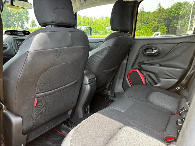 ジープ・レネゲード トレイルホーク　ワンオーナー／Ｂｌｕｅｔｏｏｔｈ／バックカメラ／ドラレコ／ＥＴＣ／電動パーキングブレーキ／クルーズコントロール／１７インチ純正アルミホイール／オートライト／プッシュスタート／ステアリングスイッチ（35枚目）