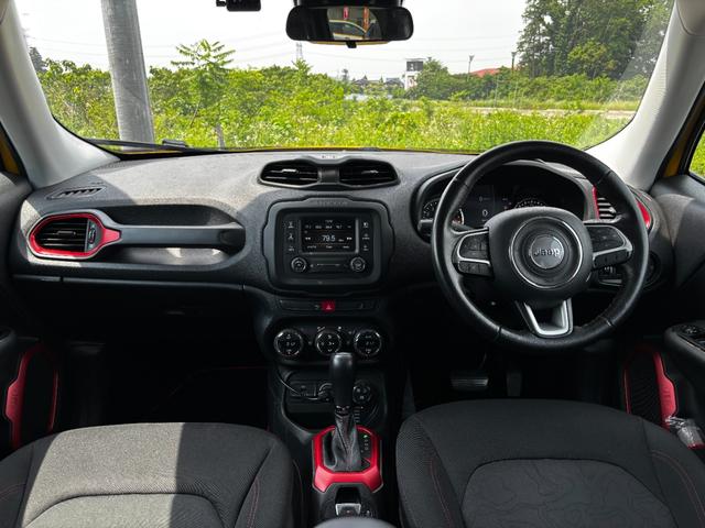 ジープ・レネゲード トレイルホーク　ワンオーナー／Ｂｌｕｅｔｏｏｔｈ／バックカメラ／ドラレコ／ＥＴＣ／電動パーキングブレーキ／クルーズコントロール／１７インチ純正アルミホイール／オートライト／プッシュスタート／ステアリングスイッチ（41枚目）
