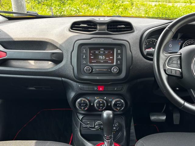 ジープ・レネゲード トレイルホーク　ワンオーナー／Ｂｌｕｅｔｏｏｔｈ／バックカメラ／ドラレコ／ＥＴＣ／電動パーキングブレーキ／クルーズコントロール／１７インチ純正アルミホイール／オートライト／プッシュスタート／ステアリングスイッチ（44枚目）