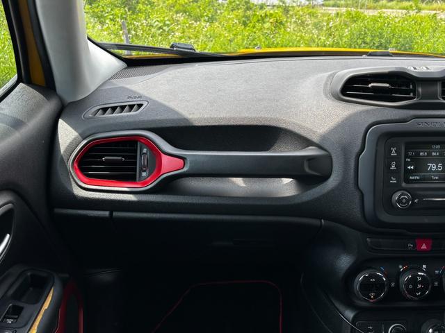 ジープ・レネゲード トレイルホーク　ワンオーナー／Ｂｌｕｅｔｏｏｔｈ／バックカメラ／ドラレコ／ＥＴＣ／電動パーキングブレーキ／クルーズコントロール／１７インチ純正アルミホイール／オートライト／プッシュスタート／ステアリングスイッチ（45枚目）