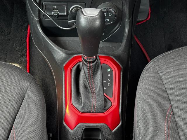 ジープ・レネゲード トレイルホーク　ワンオーナー／Ｂｌｕｅｔｏｏｔｈ／バックカメラ／ドラレコ／ＥＴＣ／電動パーキングブレーキ／クルーズコントロール／１７インチ純正アルミホイール／オートライト／プッシュスタート／ステアリングスイッチ（52枚目）