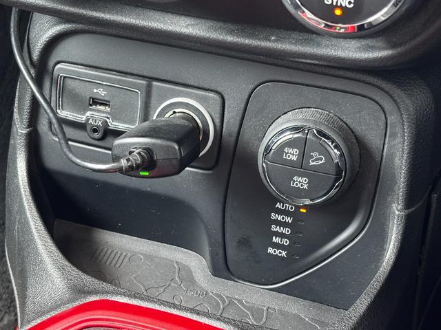 ジープ・レネゲード トレイルホーク　ワンオーナー／Ｂｌｕｅｔｏｏｔｈ／バックカメラ／ドラレコ／ＥＴＣ／電動パーキングブレーキ／クルーズコントロール／１７インチ純正アルミホイール／オートライト／プッシュスタート／ステアリングスイッチ（55枚目）