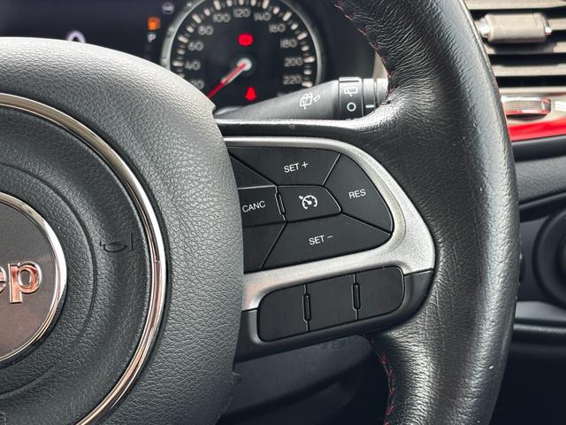 ジープ・レネゲード トレイルホーク　ワンオーナー／Ｂｌｕｅｔｏｏｔｈ／バックカメラ／ドラレコ／ＥＴＣ／電動パーキングブレーキ／クルーズコントロール／１７インチ純正アルミホイール／オートライト／プッシュスタート／ステアリングスイッチ（57枚目）