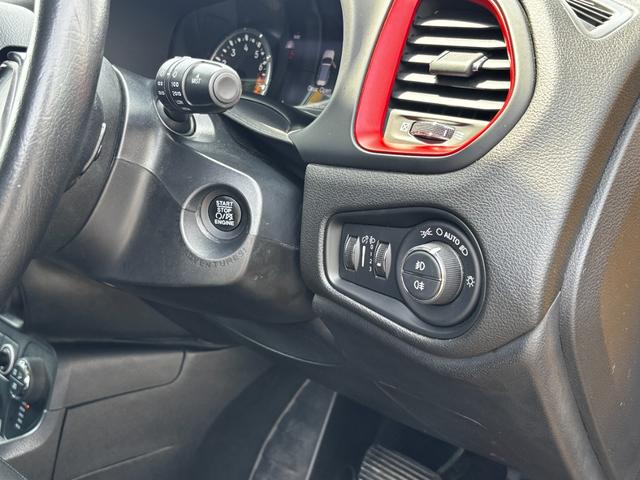 ジープ・レネゲード トレイルホーク　ワンオーナー／Ｂｌｕｅｔｏｏｔｈ／バックカメラ／ドラレコ／ＥＴＣ／電動パーキングブレーキ／クルーズコントロール／１７インチ純正アルミホイール／オートライト／プッシュスタート／ステアリングスイッチ（58枚目）