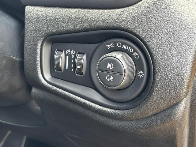 ジープ・レネゲード トレイルホーク　ワンオーナー／Ｂｌｕｅｔｏｏｔｈ／バックカメラ／ドラレコ／ＥＴＣ／電動パーキングブレーキ／クルーズコントロール／１７インチ純正アルミホイール／オートライト／プッシュスタート／ステアリングスイッチ（59枚目）