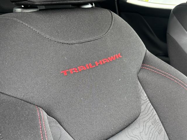 ジープ・レネゲード トレイルホーク　ワンオーナー／Ｂｌｕｅｔｏｏｔｈ／バックカメラ／ドラレコ／ＥＴＣ／電動パーキングブレーキ／クルーズコントロール／１７インチ純正アルミホイール／オートライト／プッシュスタート／ステアリングスイッチ（63枚目）