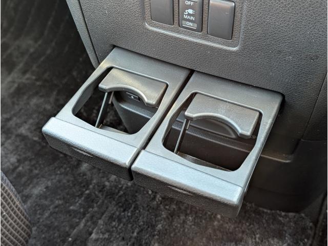 エルグランド ２５０ハイウェイスター　パートタイム４ＷＤ／後席モニター／アラウンドビューモニター／バックカメラ／純正ナビゲーション／地デジＴＶ／ＥＴＣ／１８インチ純正アルミホイール／ステアリングスイッチ／左側電動スライドドア／１００Ｖ電源（70枚目）