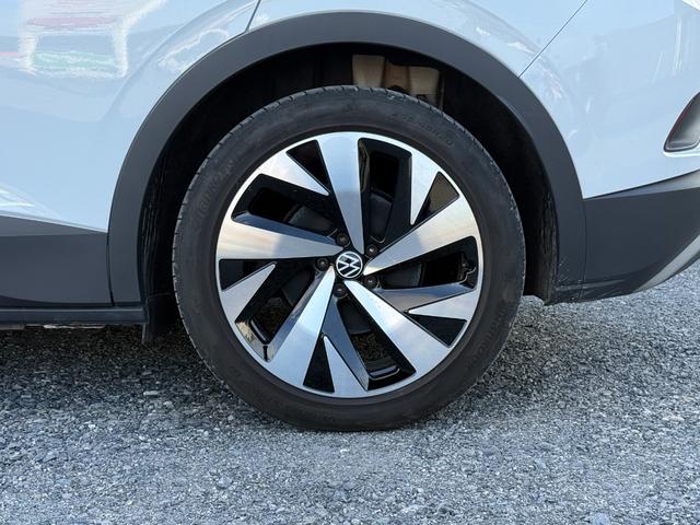 ＩＤ．４ プロ　パノラマガラスルーフ　ハーフレザーシート　ＣａｒＰｌａｙ　前後ドラレコ　ＥＴＣ　シートヒーター　電動リアゲート　３６０度カメラ　ワイヤレス充電　アンビエントライト（11枚目）