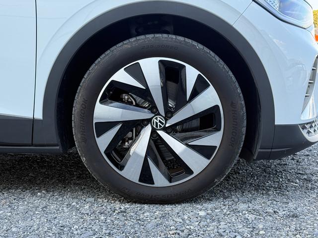 ＩＤ．４ プロ　パノラマガラスルーフ　ハーフレザーシート　ＣａｒＰｌａｙ　前後ドラレコ　ＥＴＣ　シートヒーター　電動リアゲート　３６０度カメラ　ワイヤレス充電　アンビエントライト（13枚目）