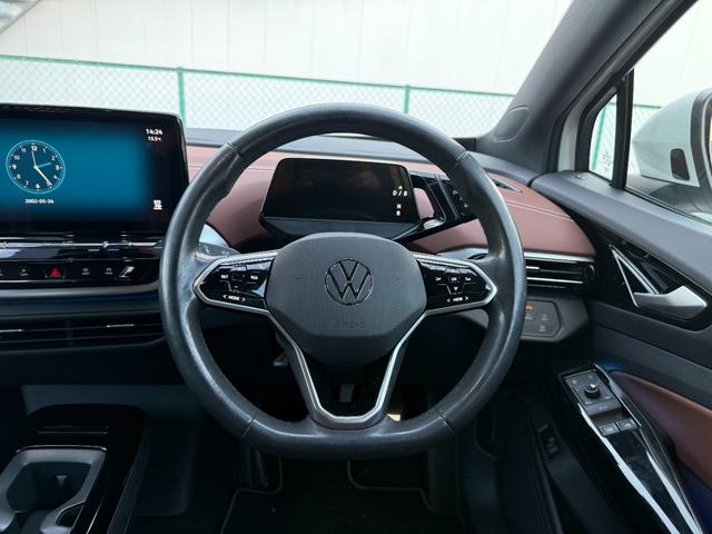 ＩＤ．４ プロ　パノラマガラスルーフ　ハーフレザーシート　ＣａｒＰｌａｙ　前後ドラレコ　ＥＴＣ　シートヒーター　電動リアゲート　３６０度カメラ　ワイヤレス充電　アンビエントライト（16枚目）