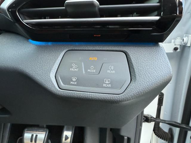 ＩＤ．４ プロ　パノラマガラスルーフ　ハーフレザーシート　ＣａｒＰｌａｙ　前後ドラレコ　ＥＴＣ　シートヒーター　電動リアゲート　３６０度カメラ　ワイヤレス充電　アンビエントライト（20枚目）