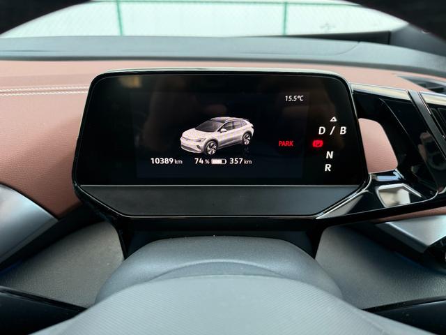 ＩＤ．４ プロ　パノラマガラスルーフ　ハーフレザーシート　ＣａｒＰｌａｙ　前後ドラレコ　ＥＴＣ　シートヒーター　電動リアゲート　３６０度カメラ　ワイヤレス充電　アンビエントライト（21枚目）