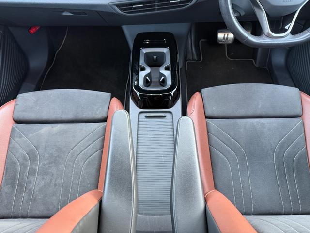 ＩＤ．４ プロ　パノラマガラスルーフ　ハーフレザーシート　ＣａｒＰｌａｙ　前後ドラレコ　ＥＴＣ　シートヒーター　電動リアゲート　３６０度カメラ　ワイヤレス充電　アンビエントライト（25枚目）