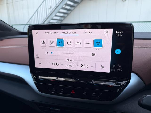 ＩＤ．４ プロ　パノラマガラスルーフ　ハーフレザーシート　ＣａｒＰｌａｙ　前後ドラレコ　ＥＴＣ　シートヒーター　電動リアゲート　３６０度カメラ　ワイヤレス充電　アンビエントライト（30枚目）