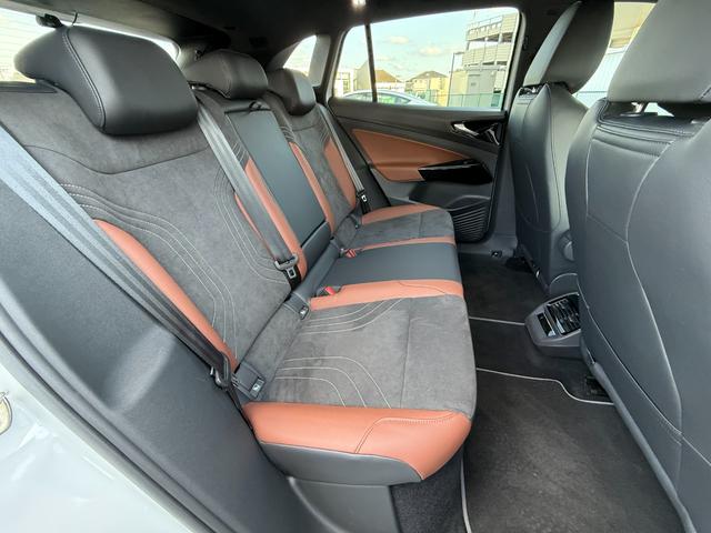 ＩＤ．４ プロ　パノラマガラスルーフ　ハーフレザーシート　ＣａｒＰｌａｙ　前後ドラレコ　ＥＴＣ　シートヒーター　電動リアゲート　３６０度カメラ　ワイヤレス充電　アンビエントライト（35枚目）