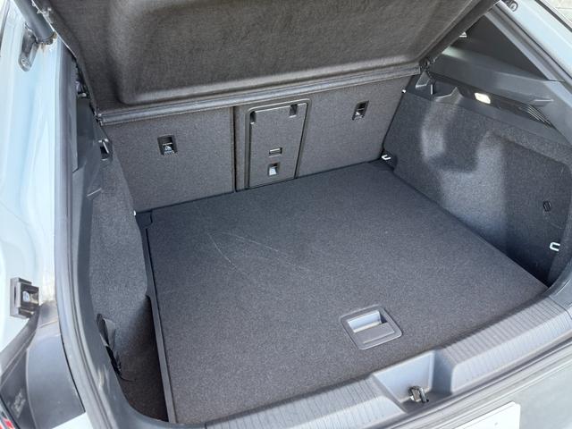 ＩＤ．４ プロ　パノラマガラスルーフ　ハーフレザーシート　ＣａｒＰｌａｙ　前後ドラレコ　ＥＴＣ　シートヒーター　電動リアゲート　３６０度カメラ　ワイヤレス充電　アンビエントライト（37枚目）