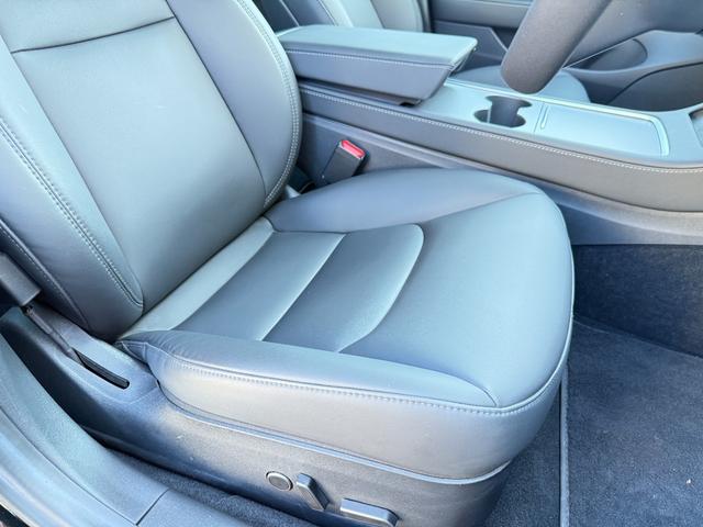 自ら操るハンドル！ドライバーの生命線です。目線を大きくそらすことなくボタンの操作を行うことができるので、安全にも配慮できますね。