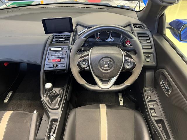 【オートライト】周りの明るさに応じて自動でヘッドライトの点灯・消灯ができる機能です！ライトの付け忘れ・消し忘れなどが無くなり、雨の日や夕方の走行も安心！トンネル通過時も便利！