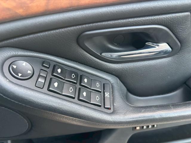 ５シリーズ ５３０ｉ　特別仕様車　ナビ　パワーシート　ＨＩＤライト　エアコン　パワーステアリング　パワーウィンドウ　運転席エアバッグ　助手席エアバッグ（27枚目）