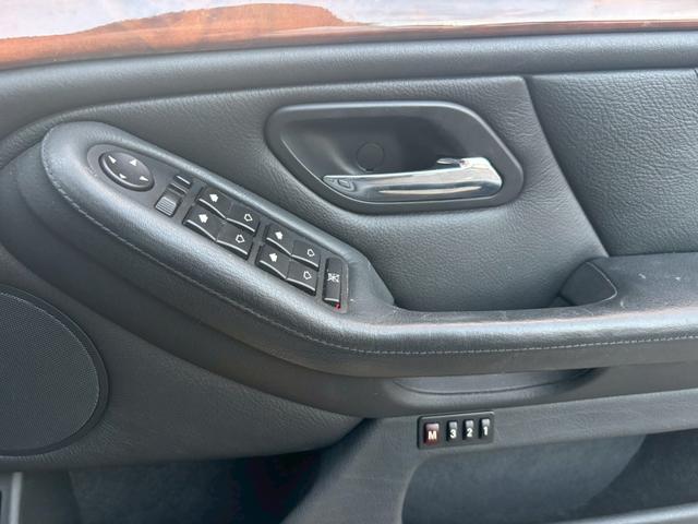 ５シリーズ ５３０ｉ　特別仕様車　ナビ　パワーシート　ＨＩＤライト　エアコン　パワーステアリング　パワーウィンドウ　運転席エアバッグ　助手席エアバッグ（28枚目）