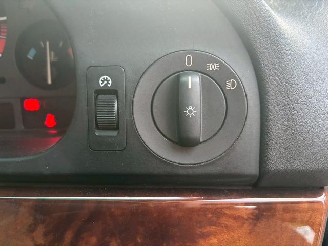 ５シリーズ ５３０ｉ　特別仕様車　ナビ　パワーシート　ＨＩＤライト　エアコン　パワーステアリング　パワーウィンドウ　運転席エアバッグ　助手席エアバッグ（29枚目）