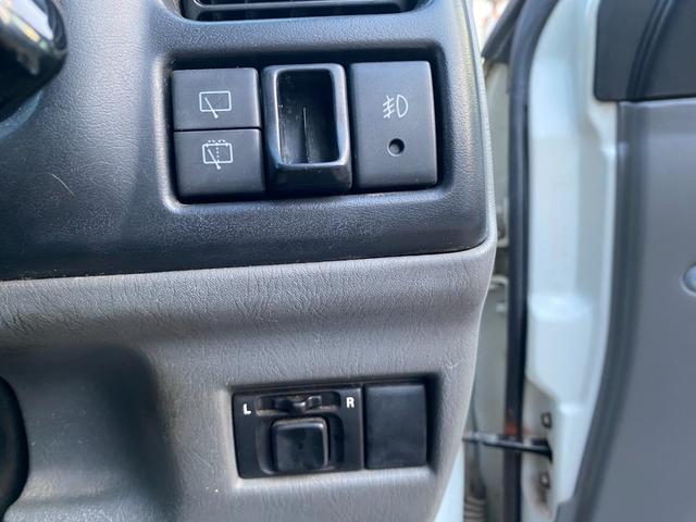 ジムニー ランドベンチャー　４ＷＤ　エアコン　パワーウィンドウ　パワーステアリング　運転席エアバッグ　助手席エアバッグ　衝突安全ボディ　キーレスエントリー（19枚目）