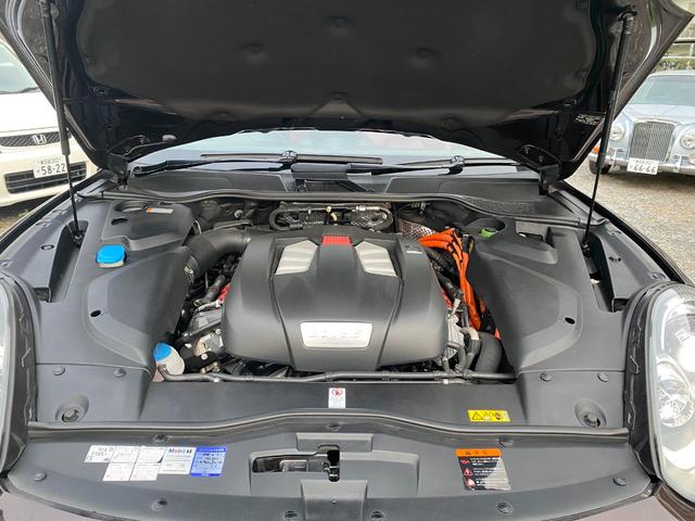 カイエン Ｓ　Ｅ－ハイブリッド　プラチナエディション　後期型　赤革シート　ＢＯＳＥサウンドシステム　２０インチ純正ＡＷ　アナログ時計（ダッシュボード中央）ポルシェクレストロゴ入りヘッドレスト　プライバシーガラス　パークアシストシステム（41枚目）