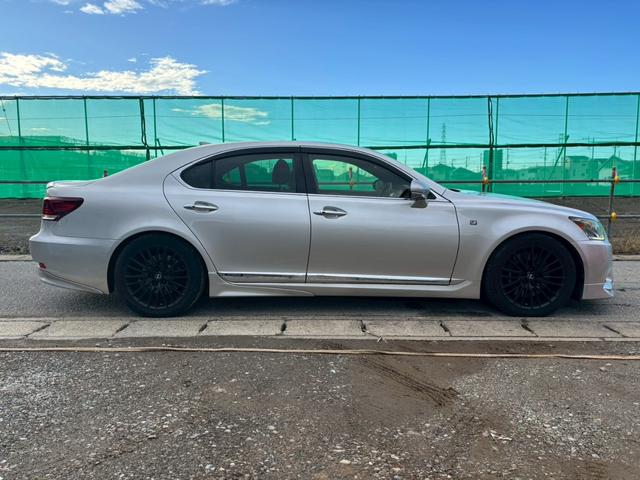 ＬＳ ＬＳ６００ｈ　Ｆスポーツ　サンルーフ　赤革シート　エアサス　フルエアロ　ハイブリッドバッテリー交換済み　エンジンスターター　カードキー　４ＷＤ　　ＥＴＣ　　１９ＡＷ　　バックモニター　Ｂｌｕｅｔｏｏｔｈ　　パワーシート（5枚目）