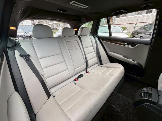 Cクラスステーションワゴン C200CGIブルーエフィシェンシWアバンG ワンオーナー車 ETC サンルーフ ルーフレール レザーシート パワーシート バックモニター 盗難防止装置 パワーウィンドウ パワーステアリング 運転席・助手席・サイドエアバッグ(34枚目)
