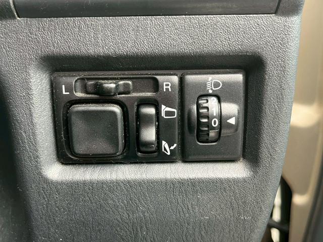 ジムニー ワイルドウインド 5速MT 16インチAW シートヒーター 寒冷地仕様 ルーフレール パワステ パワーウィンドウ 運転席・助手席エアバッグ エアコン クーラー フロントフォグランプ(31枚目)