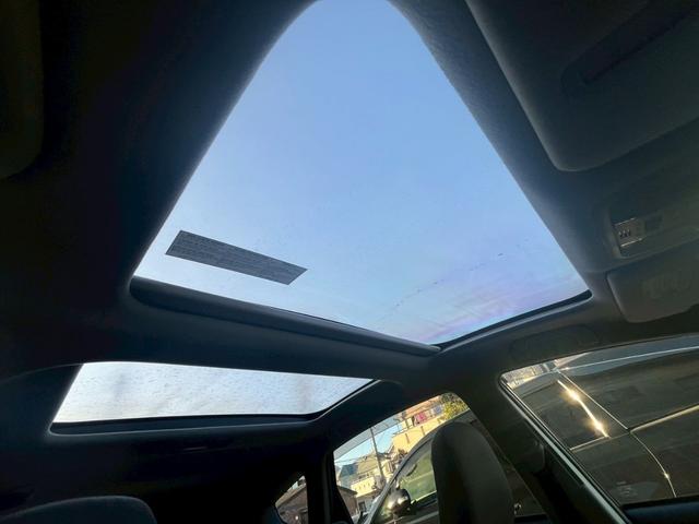 プリウスアルファ Gツーリングセレクション ガラスルーフ スマートキー キーレス 横滑り防止 盗難防止装置 パワーウィンドウ パワーステアリング フロントフォグランプ 3列シート アルミホイール(22枚目)