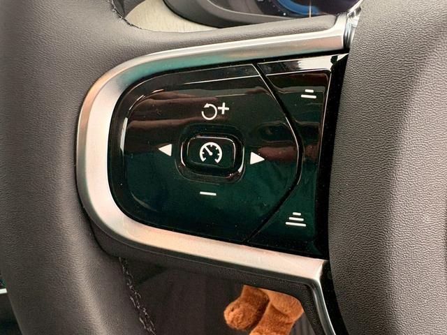 XC60 ウルトラB5AWDダークエディッション ワンオーナー 全国300台限定の特別仕様車 純正ナビ 全周囲カメラ レーダークルーズコントロール シートエアコンハンドルヒーターパワーバックドアハーマンカードン(11枚目)
