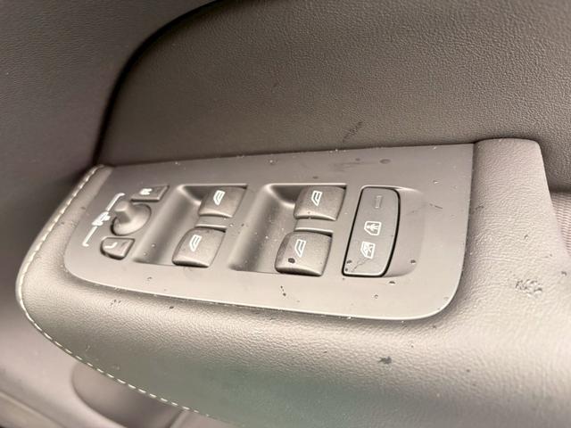 XC60 ウルトラB5AWDダークエディッション ワンオーナー 全国300台限定の特別仕様車 純正ナビ 全周囲カメラ レーダークルーズコントロール シートエアコンハンドルヒーターパワーバックドアハーマンカードン(21枚目)